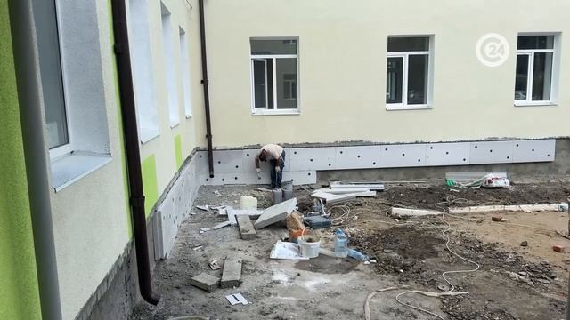 Панков с учителями школы №81 контролируют капремонт здания