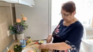 Салат из крабовых палочек. Очень вкусный и лёгкий .