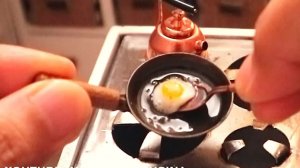 Миниатюрная готовка: бекон и яичница в масштабе 1:12