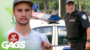 Соковыжималка бросает помидоры в машину полицейского
