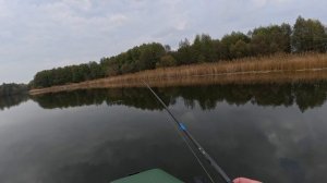 РЫБАЛКА НА БОЛЬШИЕ ПРИМАНКИ В ГЛУБОКОМ ЛЕСНОМ ОЗЕРЕ  Осенняя рыбалка на щуку.mp4