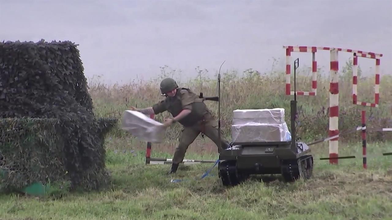 Военнослужащие на полигонах осваивают специальность операторов наземных роботов.