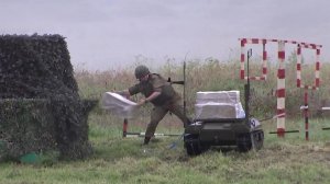 Военнослужащие на полигонах осваивают специальность операторов наземных роботов.