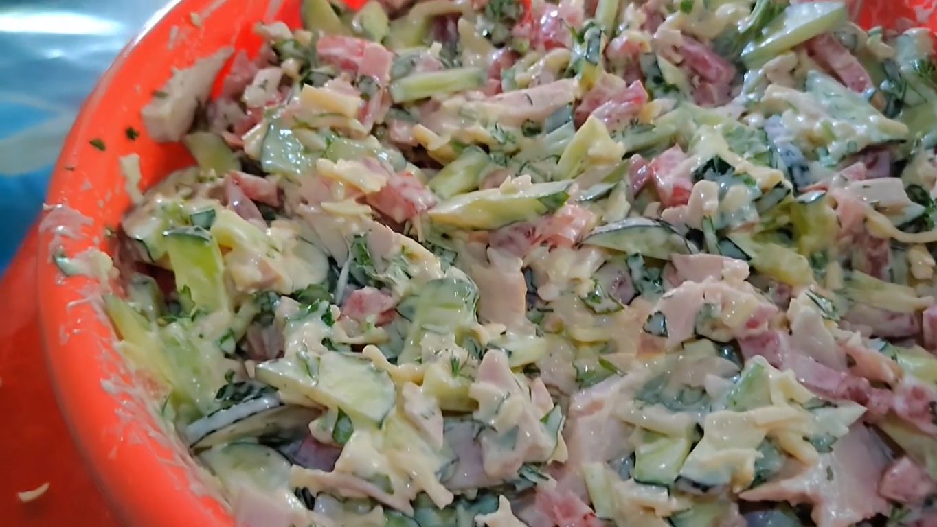 Салатик из копченой курочки и овощей.Быстро и вкусно..._1080p