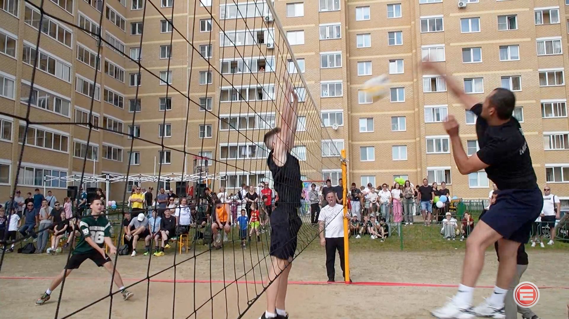 Игра во дворе. В Ревде за Кубок «Интер, 36» сразились 16 любительских волейбольных команд