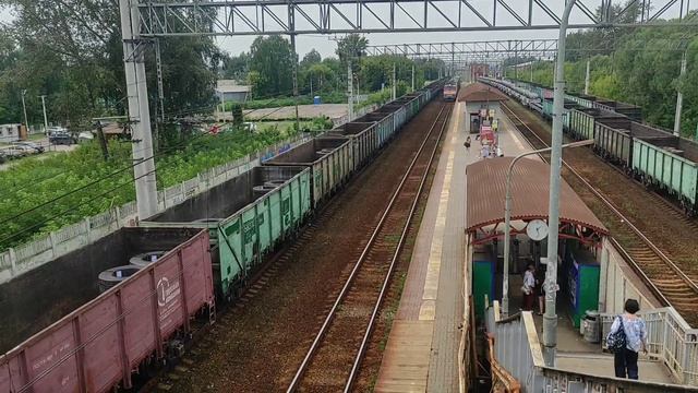 электровоз вл10у с приветливой бригадой проезжает станцию электроугли