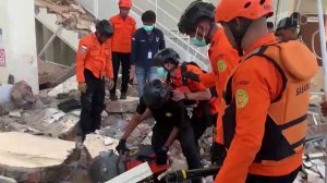 В результате мощного землетрясения в Индонезии есть жертвы, много пострадавших.