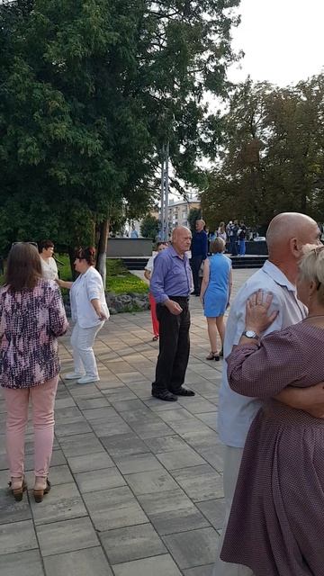 20260815   Дискотека в парке г Орла дискофитнес Танцующий город Орёл Жители г Орла танцуют у фонтана