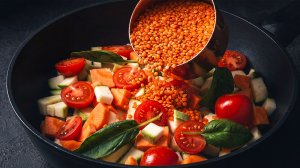 Заменит любое мясо! Сытная красная чечевица с кабачками на сковороде.