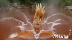 Прыгнула в КРАТЕР с КРАСНОЙ ВОДОЙ! Прыжок блондинки с дерева
