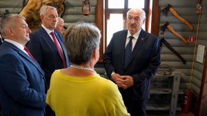 Лукашенко пообещал развивать Полесский регион и наградил «Почетных полешуков»