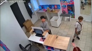 В Новосибирске трое детей атаковали пункт выдачи заказов на улице Широкой и устроили погром 

Малоле