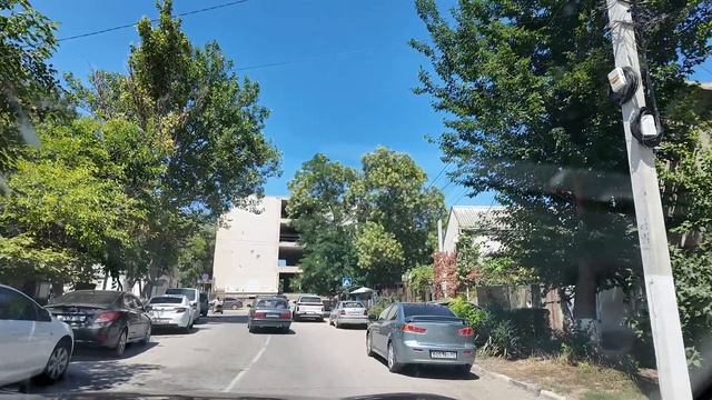 Черноморское,Крым,на машине по улицам поселка.