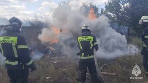 В ЛНР тушили пожар на дачном участке