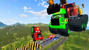 Гигантский ЭКСКАВАТОР Mack Truck против автомобилей Молния Маккуин и полицейской машины в гонках по