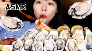 Мукбанг - морепродукты и курица и лапша с чёрным соусом - крупный план