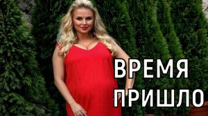 Нежно трогает ее животик. Беременная 46-летняя Анна Семенович взбудоражила фанатов