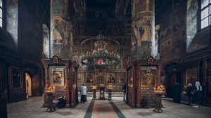 В храме, спустя долгое время.
