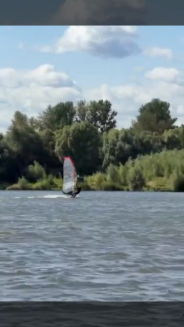 Во чешет, наяривает! Тоже ведь почти лодка..
