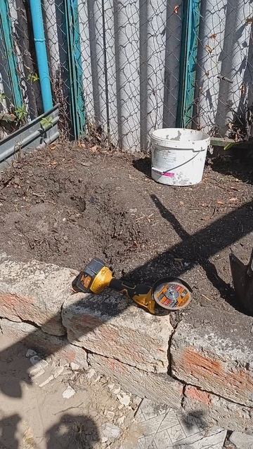 Решили перенести мангальную зону 👍😊/Сами себе создаем уют на участке.