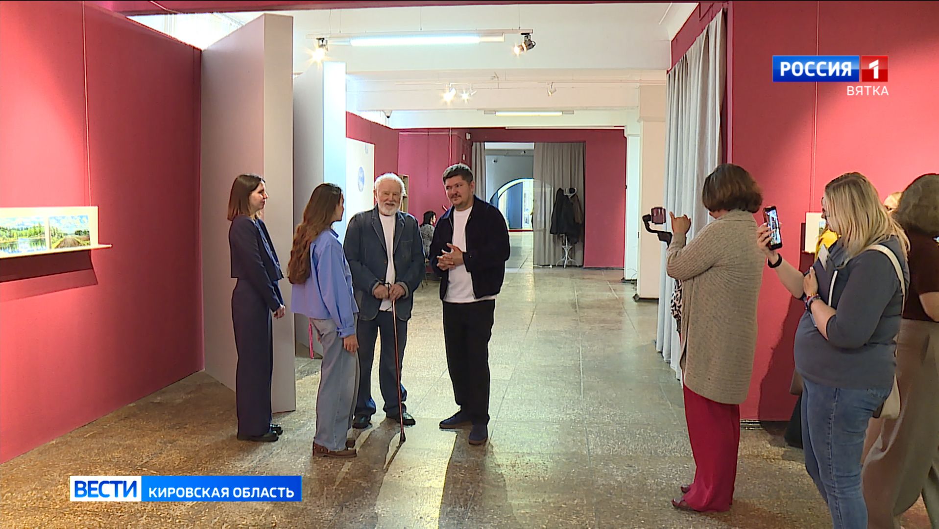 Экспозицию «Диалоги о времени и пространстве. Плотниковы» презентовали в выставочном зале
