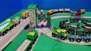 Игрушечные поезда 🚂 Перевозим бревна на лесопилку Видео детям