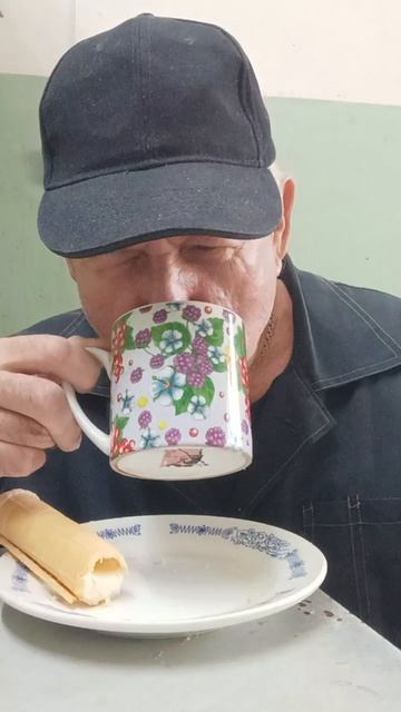 На десерт чай и Глория с домашним кремом. Приятного всем аппетита.