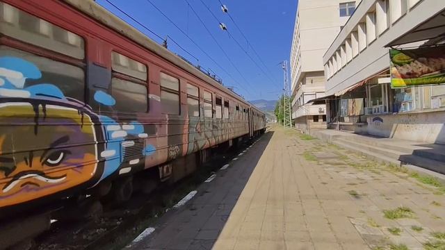 Звуки компрессоров электропоезда ЭР25