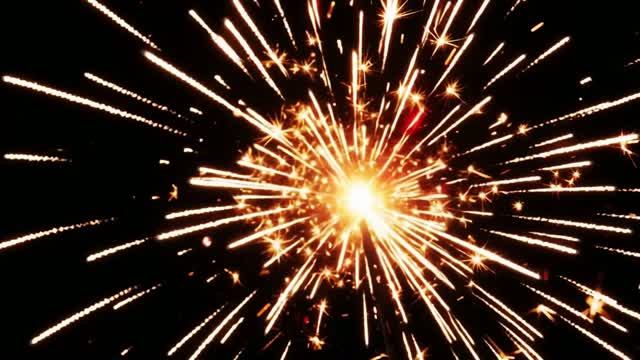 Взрыв золотых искр! ✨ Ослепительная энергия огня в темноте 🔥