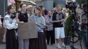В Киеве все еще стоят за Федорова. В основном очень молодые девушки и парни.  Пока есть 500 гривен в