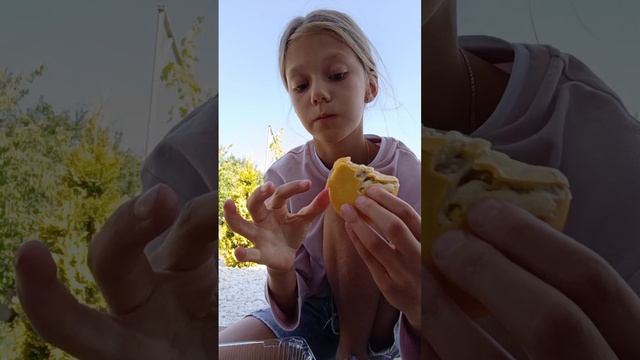 пробую корпусные десерты 🍨 🫐  извините что озвучка плохая ☺️🥺🫪💕