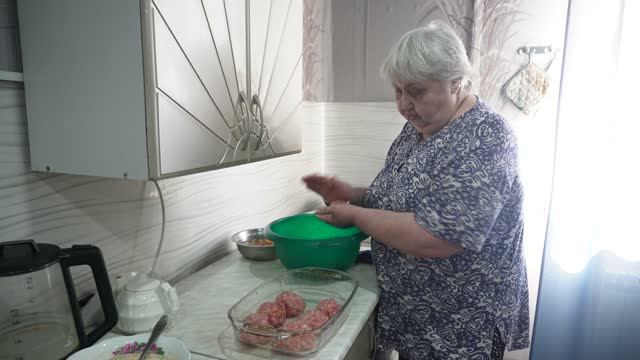 КАК ЛЕПИТЬ МЯСНЫЕ ШАРИКИ С БУЛЬОНОМ Мудрые советы мудрой хозяйки ПОДВАЛ ИЛЬИЧА Мама готовит на кухне