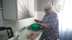 КАК ЛЕПИТЬ МЯСНЫЕ ШАРИКИ С БУЛЬОНОМ Мудрые советы мудрой хозяйки ПОДВАЛ ИЛЬИЧА Мама готовит на кухне