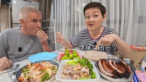 Мукбанг ОТМЕТИЛИ 79000 подписчиков на канале! Чуть не ПЕРЕДРАЛИСЬ из-за салата Семейный ужин Таиланд