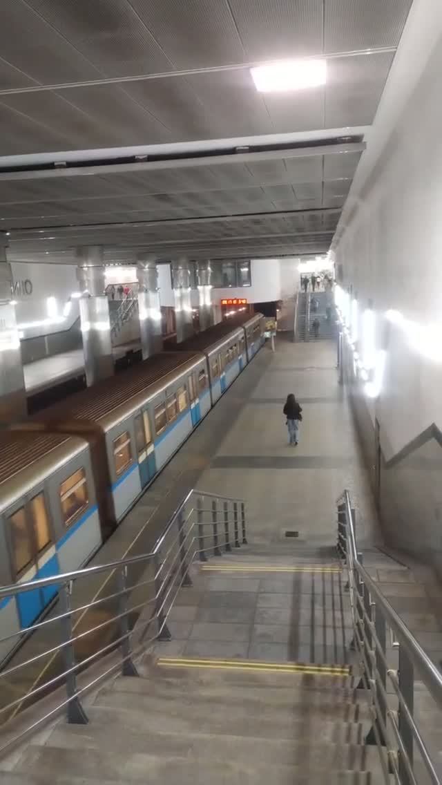 Станция метро Мякинино интерьер, пассажиры, поезда Москва Фрагмент 2