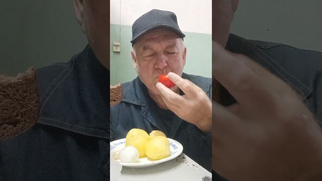 На ужин чай и картошка в мундире с килькой. Приятного всем аппетита.