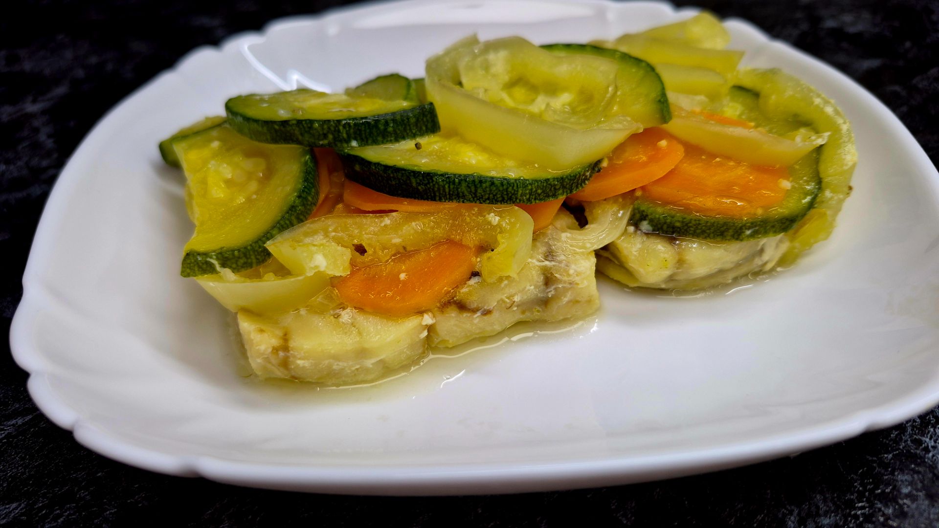 Филе минтая, запеченное в фольге с овощами