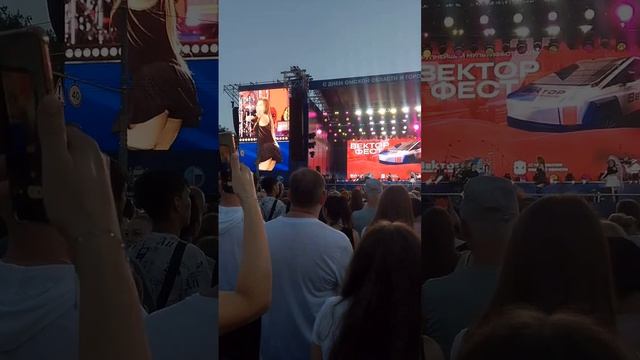 Кислотный диджей в стиле 70х Акула Оксана Почепа