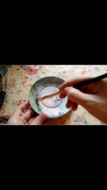 Рисую дерево на заднем плане декоративной тарелки ручной работы 