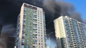 Дым закрыл небо над Кузьминками. Видео: Екатерина Краснова; ГУ МЧС России по Омской области
