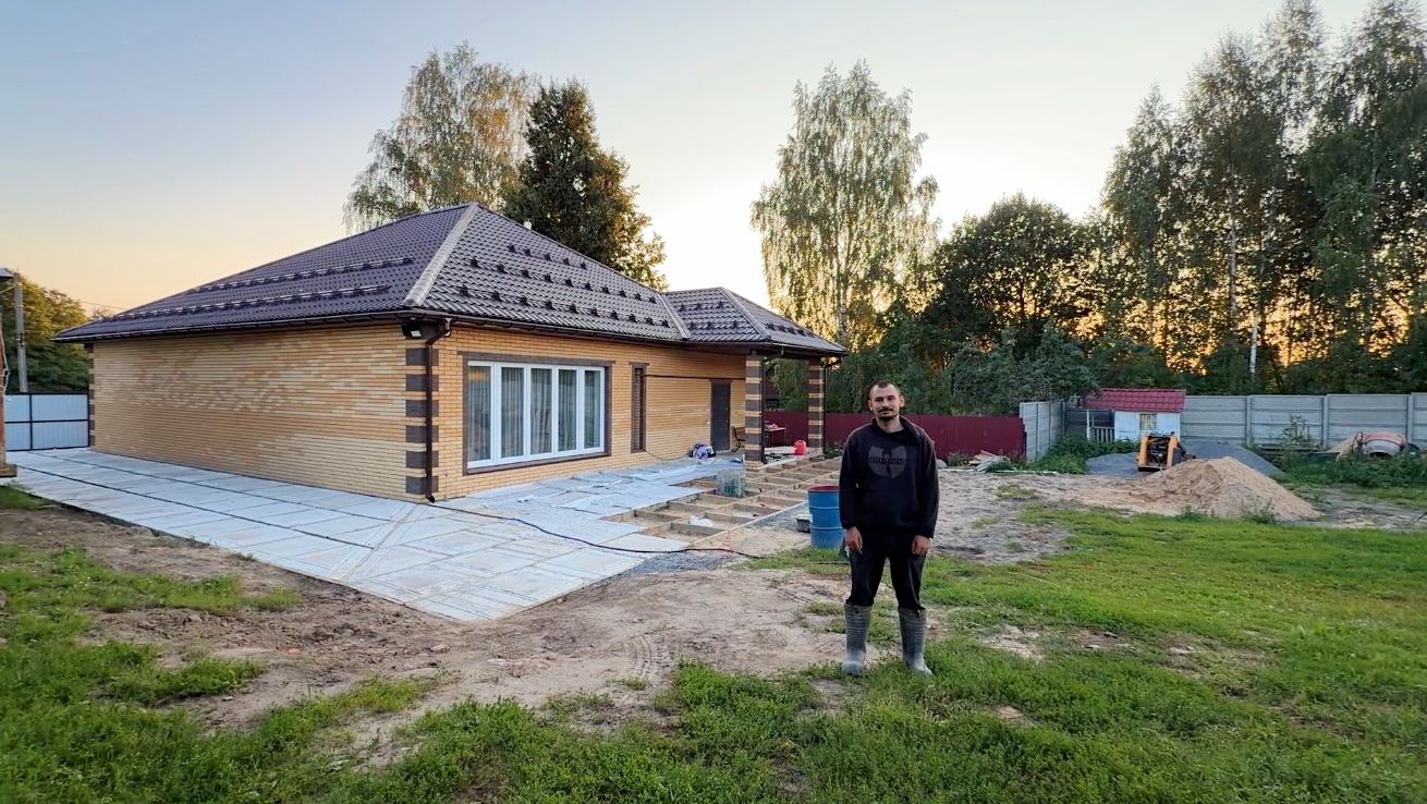 ⁣Эта стройка никогда не закончится? Собираем опалубку. Заливаем отмостку вокруг дома своими руками.