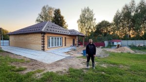 Эта стройка никогда не закончится? Собираем опалубку. Заливаем отмостку вокруг дома своими руками.