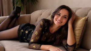 молодая красотка в короткой черном платье дома смотреть видео с красивой девушкой