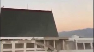 Не менее 38 человек погибли при землетрясении в Индонезии, сообщает Рейтер.
