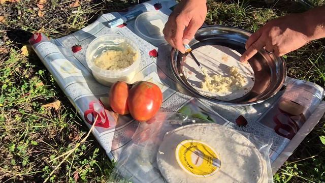 Сочный и быстрый рецепт тортильи на мангале с аппетитным хрустом и эффектом «тянущегося сыра».