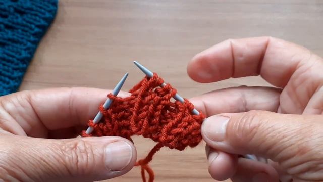 Это просто находка для теплых вещей.Узор спицами для кардигана шапки.
