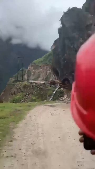 Скала засыпала дорогу.