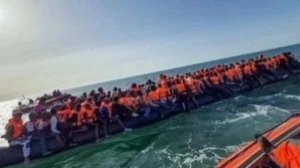 Сразу 230 нелегалов приплыли на одной лодке в Британию — это стало новым национальным рекордом в ист