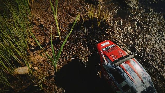 Дикий RC оффроуд на болоте и в грязи Team Losi Night Crawler 2.0 4WD