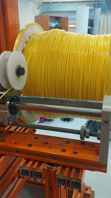 Намотка жёлтого PETG на бобину
